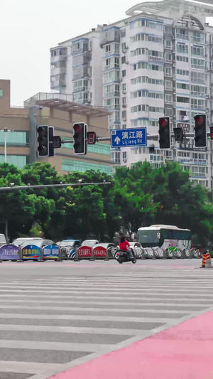 红绿灯路口穿梭的行人与车辆【该视频路人无肖像权，请勿商用】等待红绿灯11秒视频