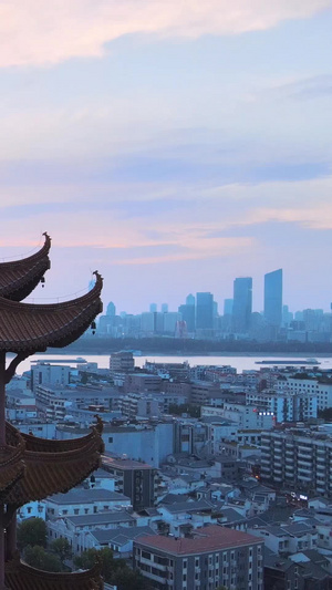 航拍风光城市夕阳晚霞落日余晖天空下的旅游地标景区黄鹤楼近距离全景素材航拍夜景45秒视频