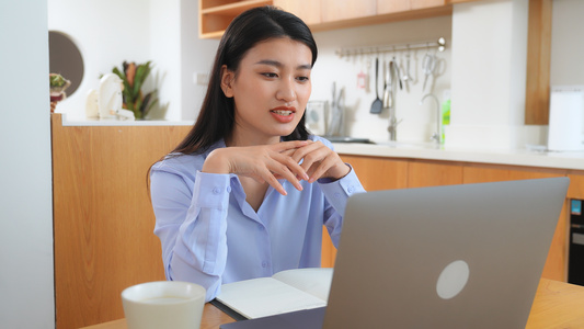 女青年居家办公视频会议视频