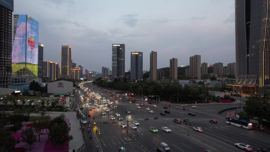 山东城市夜幕降临夜景灯光济南经十路商务中心金融中心航拍 视频