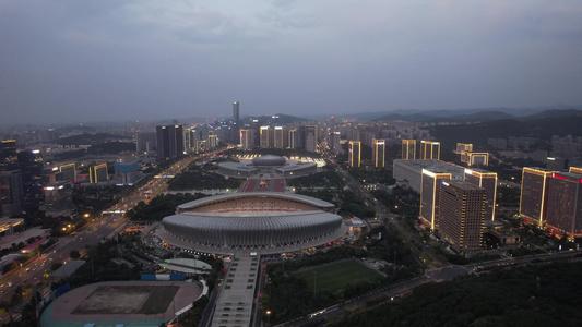 山东城市夜幕降临夜景灯光济南经十路商务中心金融中心航拍 视频