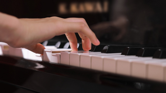 弹钢琴手部细节特写视频