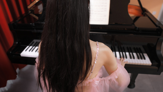 演奏钢琴的女性背影[拉奏]视频