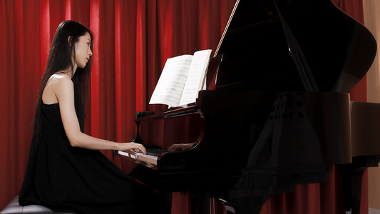 年轻女性弹奏钢琴视频