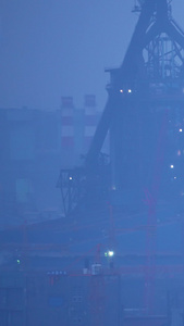 慢镜头升格拍摄素材城市现代化工厂白色烟雾的冷凝塔慢动作视频