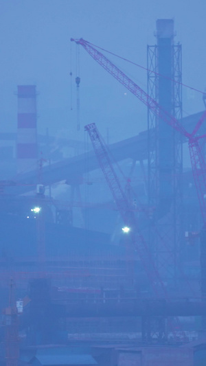 慢镜头升格拍摄素材城市现代化工厂白色烟雾的冷凝塔烟囱素材53秒视频
