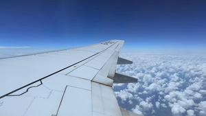 4K旅行途中飞机行驶在高空朵朵白云之上视频素材32秒视频