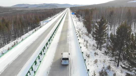 4k航拍雪地里飞驰的汽车视频