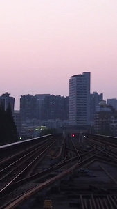 城市立体轨道交通进站的轻轨列车素材城市素材视频