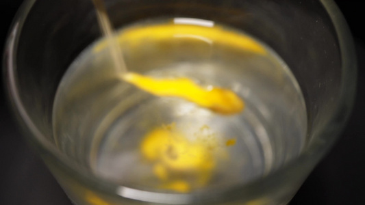橙子果汁橘子果汁清水玻璃杯冲泡视频