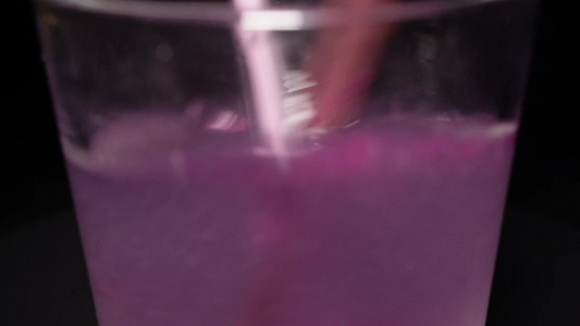 冲泡葡萄果汁融化紫色蔬菜粉视频