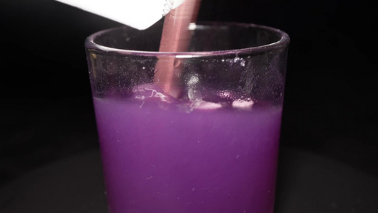 冲泡葡萄果汁融化紫色蔬菜粉视频