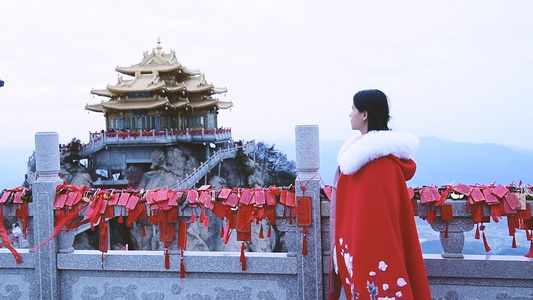 老君山祈愿的少女慢镜头升格视频