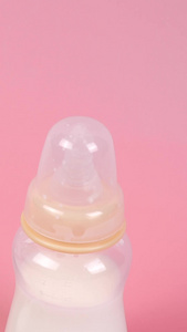 小奶瓶和婴儿玩具口水巾视频