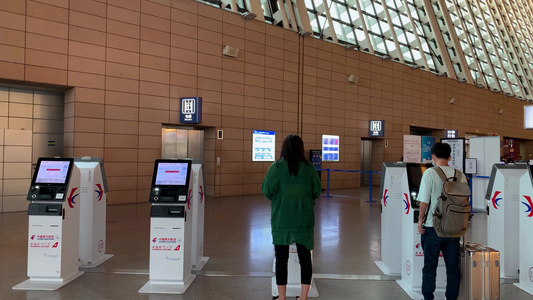 浦东机场游客自助登机【该视频无肖像权，请勿商用】视频