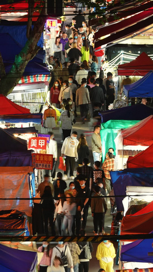 城市夜晚商业街上购物逛街消费娱乐休闲的人流素材夜景素材55秒视频