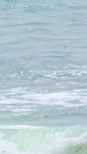 海浪拍打岸边的礁石22秒视频