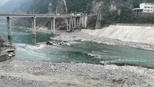 冬天嘉陵江的水四川省广元市朝天区大滩段视频