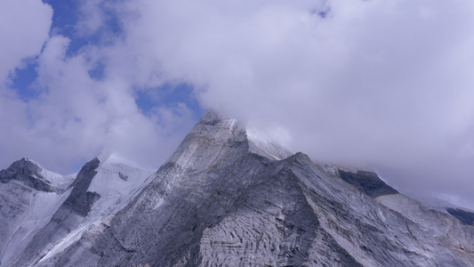 航拍雪山峰顶视频