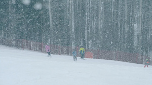 冬季户外冰雪运动家庭滑雪15秒视频