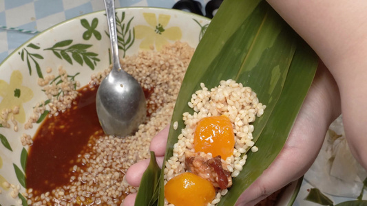 五花肉蛋白粽子视频