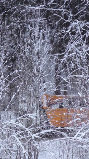 寒冬雨雪天气卡车穿梭在茫茫大雪的山崖上交通运输11秒视频