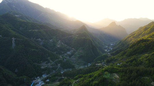 4K山村美丽日出山脉航拍视频