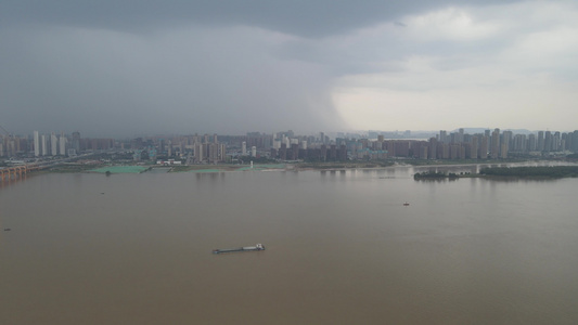 航拍湖北武汉城市暴雨来临视频