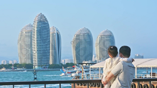 海南三亚旅游的一家人正温馨的体验自贸港的温暖气候视频