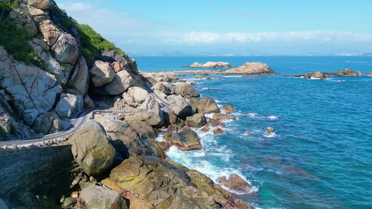 阳光下的海南三亚海棠湾蜈支洲岛海岸线上礁石沙滩海浪玻璃海浪花微距慢镜视频