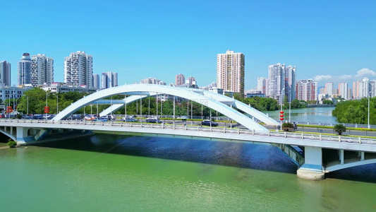 海南省三亚市蓝天白云下的三亚河月川桥视频