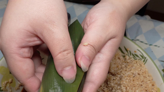 煮制肉粽出锅视频