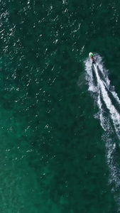 涠洲岛海上摩托艇航拍视频凉快的视频