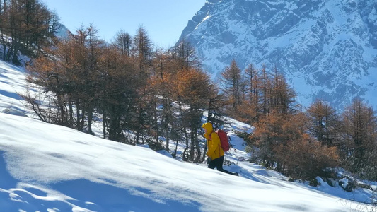 实拍登山画面视频