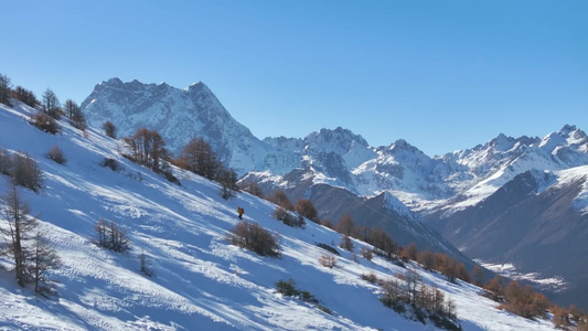 实拍登山画面视频