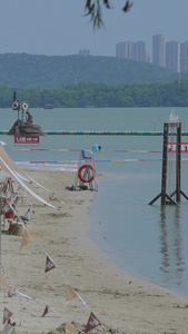 城市海边夏天沙滩休闲娱乐亲子遮阳伞海滩素材亲子素材视频