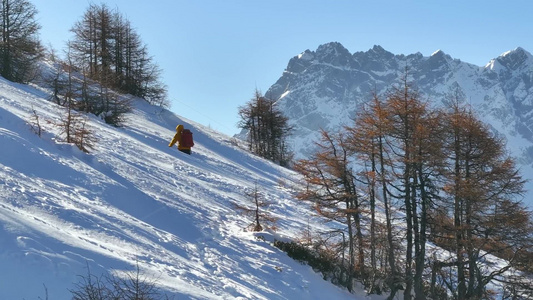 实拍登山画面视频