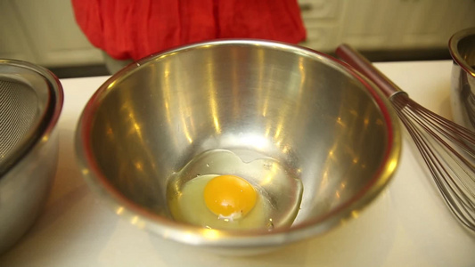 厨师磕鸡蛋打鸡蛋视频
