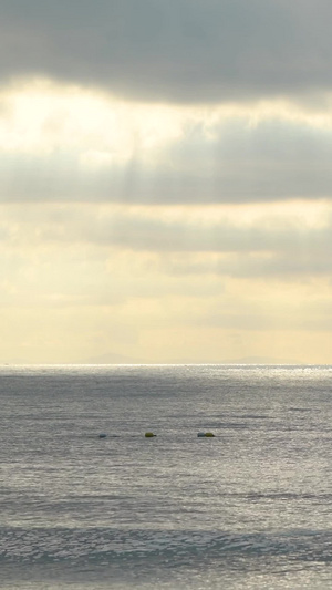 阳光穿透云彩照在海面上丁达尔效应22秒视频