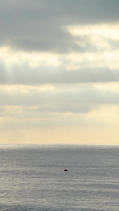 阳光穿透云彩照在海面上丁达尔效应视频
