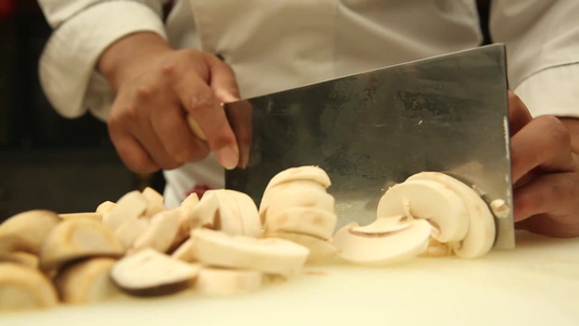 厨师切口蘑香菇草菇各种蘑菇视频
