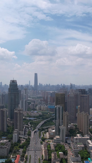 航拍蓝天白云晴朗天空阳光城市天际线道路街景素材天空素材58秒视频