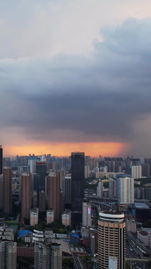 航拍城市晚霞落日夕阳天空暴雨前夕雨幡自然素材城市素材58秒视频