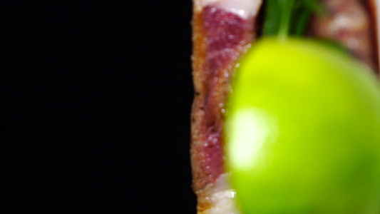 煎好牛肉的近距离拍摄每个角度展示牛肉的鲜嫩视频