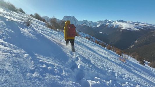 实拍攀登雪山画面视频