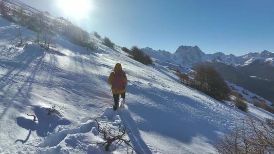 实拍攀登雪山画面视频