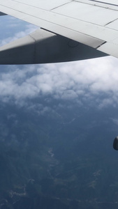 乘客视角拍摄飞机窗外的白云视频