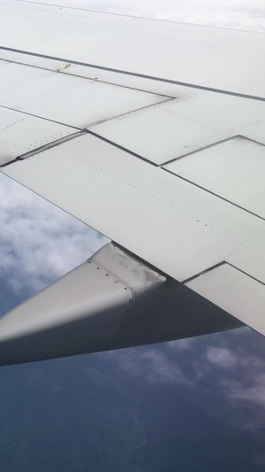 乘客视角拍摄飞机窗外的白云27秒视频