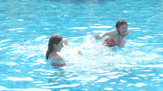 4k女生们在游泳池泼水打闹玩耍视频