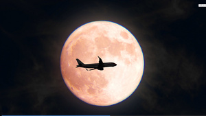  超级月亮之夜当空一架飞机经过11秒视频